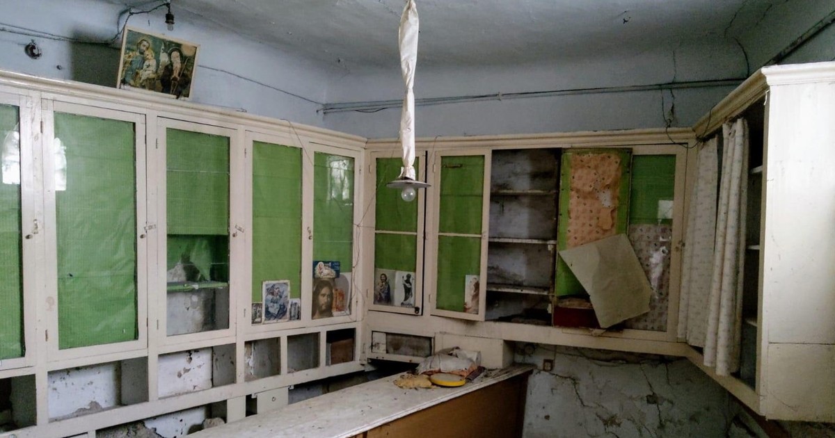Imagine din camera centrală distrusă a unei case cumpărate cu mai puțin de un euro de o femeie din SUA