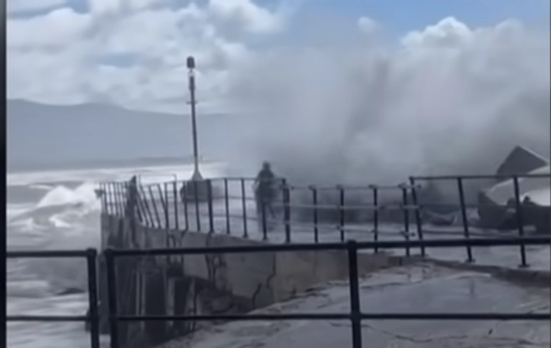 Momentul în care o fetiță este măturată de un val uriaș de pe dig, în Australia. Tatăl ei a sărit în apă, ca s-o salveze. VIDEO