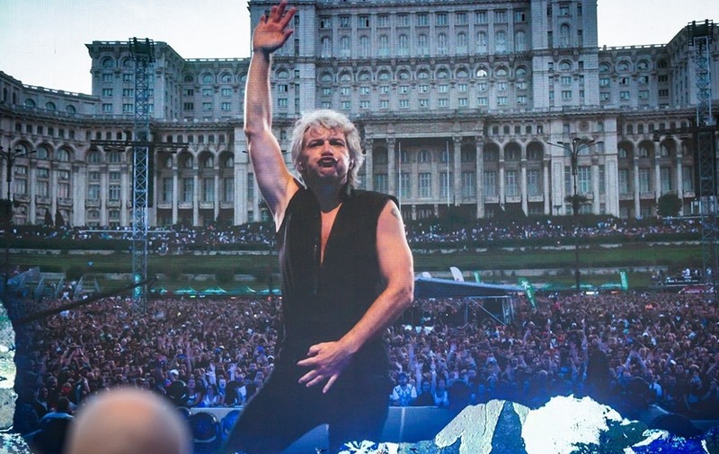 Un parlamentar cere explicații în legătură cu angajații Parlamentului care au văzut concertul Bon Jovi gratis