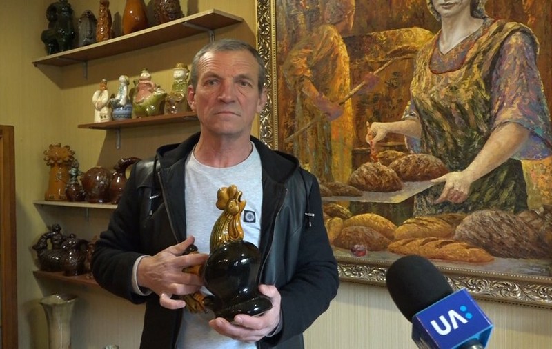 Cu cât s-a vândut la o licitație un cocoș din ceramică asemănător cu cel rămas intact după bombardamentele din Borodianka și devenit simbol al rezistenței ucrainene
