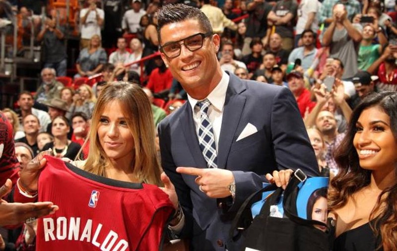 Ronaldo și-a pus ochelari, ca să vadă show-ul din NBA. Înainte, și-a prezentat casa / FOTO & VIDEO