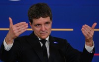 Nicușor Dan cu ambele brațe ridicate