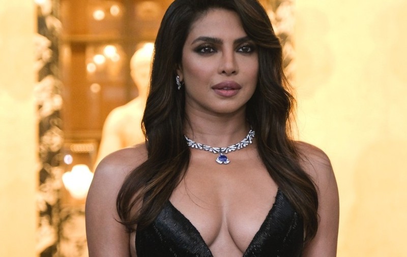 Imagini cu Priyanka Chopra în costum de baie la 42 de ani. Se bucură de vacanța de lux cu soțul în sudul Franței