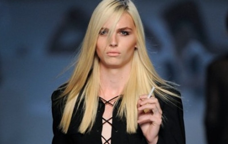 Video | Andrej Pejic, modelul masculin cu alură de femeie