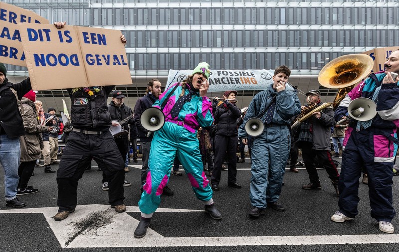 Protest față de ING. Activiștii de mediu au blocat o autostradă din Amsterdam, pentru că banca finanțează proiectele de combustibili fosili. VIDEO
