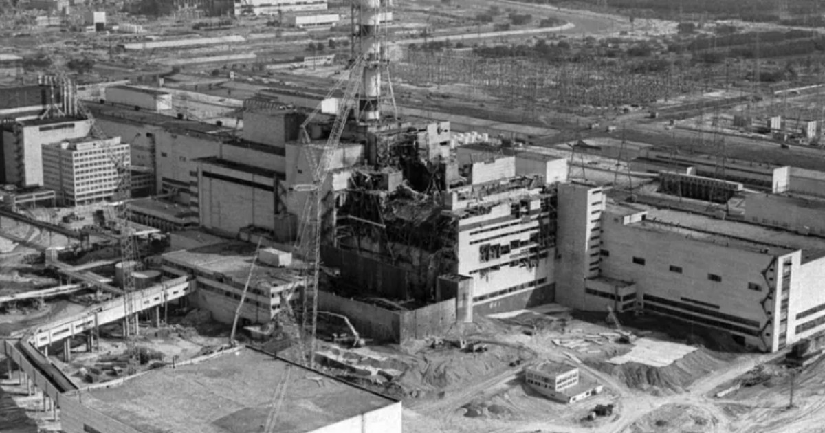 Imaginea prezintă ruinele reactorului 4 al centralei nucleare de la Cernobîl, surprinse la scurt timp după explozia devastatoare din aprilie 1986.