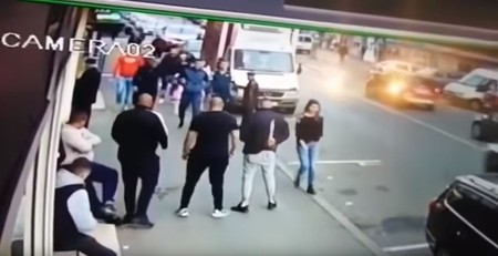 Unul dintre bărbați ascunde la spate o macetă / sursă foto: captură video