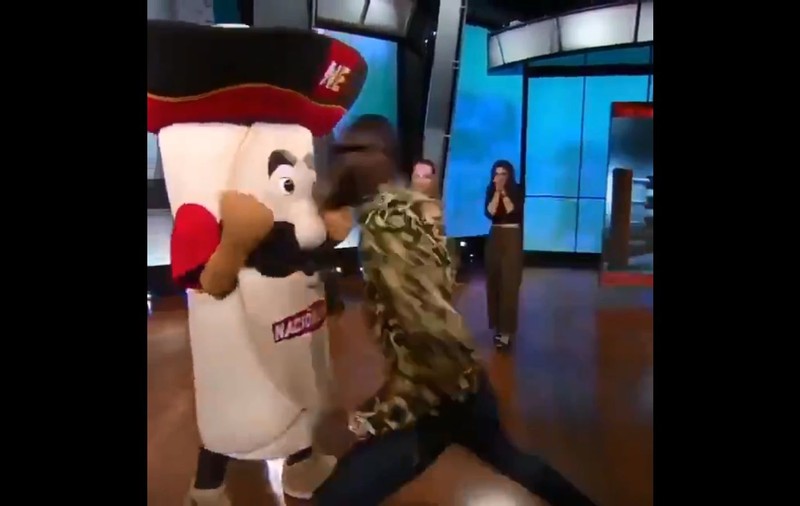 VIDEO | Momentul în care un campion mondial la box îi rupe maxilarul unei mascote, în direct la TV