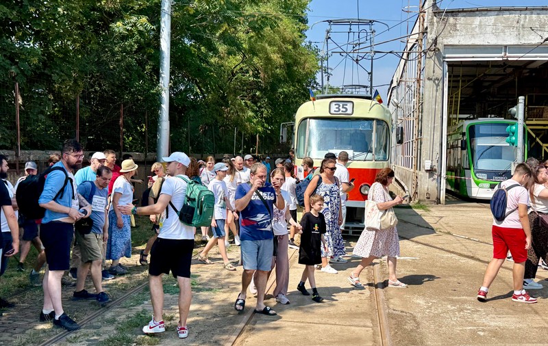 Ultima oprire pentru tramvaiele Tatra: Depoul Militari și-a deschis porțile pentru zeci de pasionați