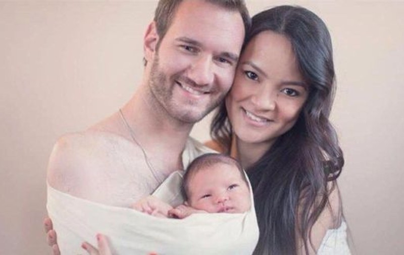 Nu există miracole? Uite prima poză cu copilul lui Nick Vujicic, omul fără mâini şi fără picioare