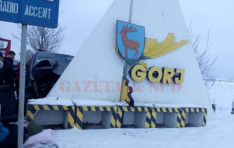 UPDATE | Șase răniți după ce un microbuz a intrat într-un parapet, în Gorj. O fetiță are fractură de coloană