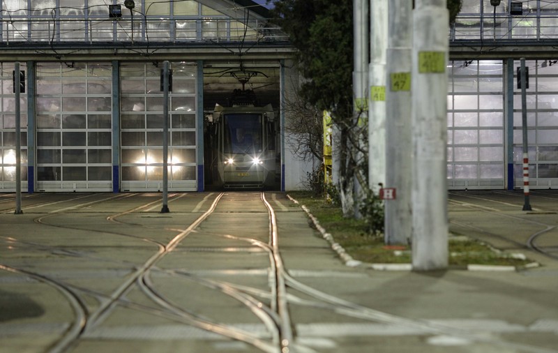 15 autobuze și tramvaie STB au ieșit azi pe traseu. Nicușor Dan le promite sprijin celor care sparg greva