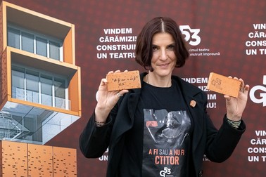 Regizoarea Chris Simion-Mercurian a început strângerea de fonduri pentru teatru în 2017