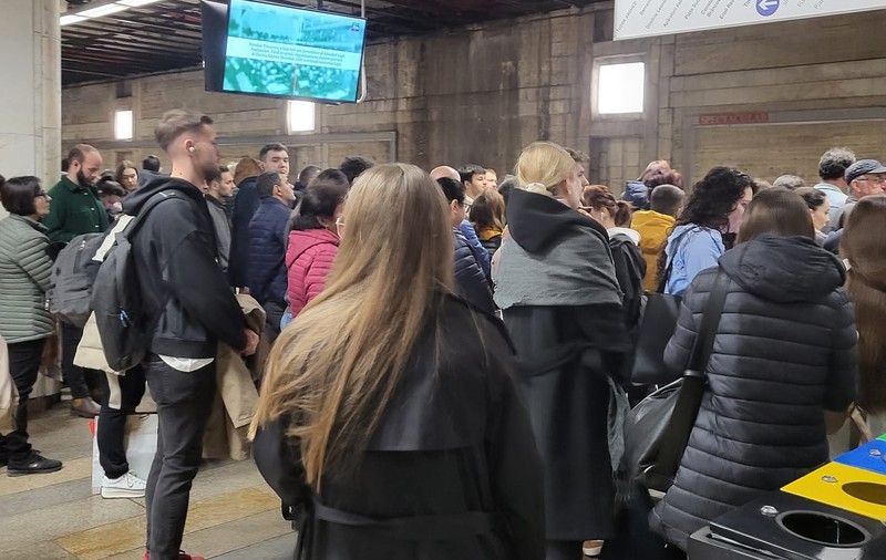 O garnitură de metrou s-a defectat în stația Tineretului. În zonă s-a circulat cu greutate