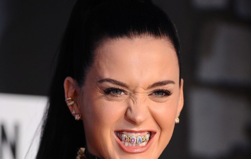 Excentrica Katy Perry a venit cu diamante pe dinţi la MTV VMA
