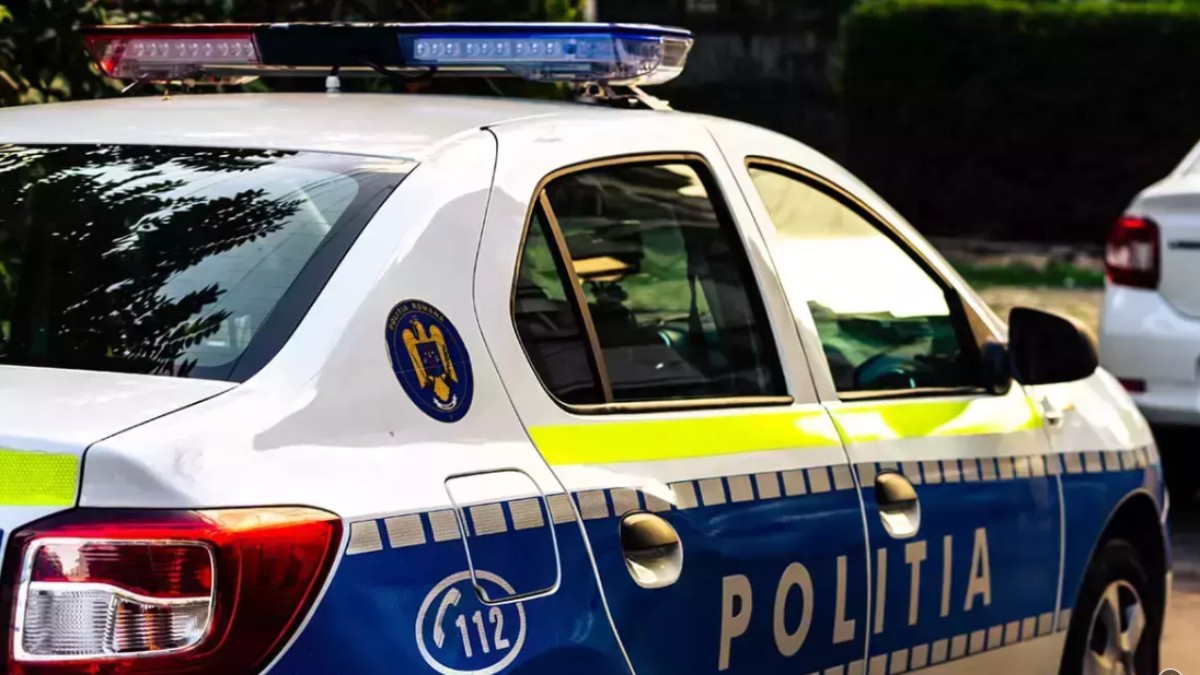 masina de politie colantata cu galben si albastru