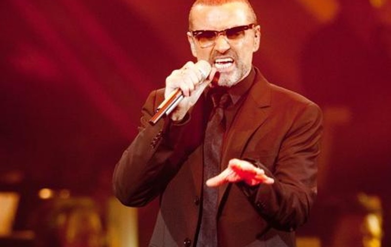 George Michael, proaspăt restabilit după o grea suferinţă, în luptă cu un grup de creştini