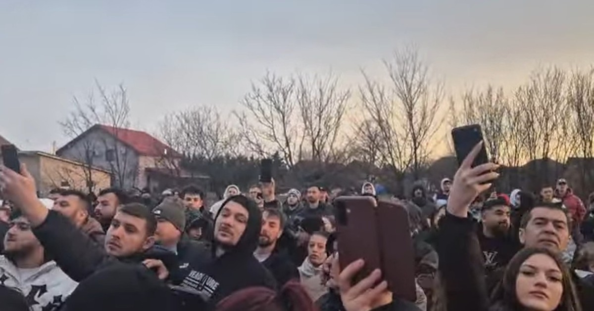Oamenii au mers acasa la bunicii ucigașului cu Mario