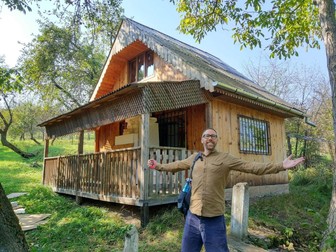 Rich, lângă cabana sa din satul Ticu, Cluj