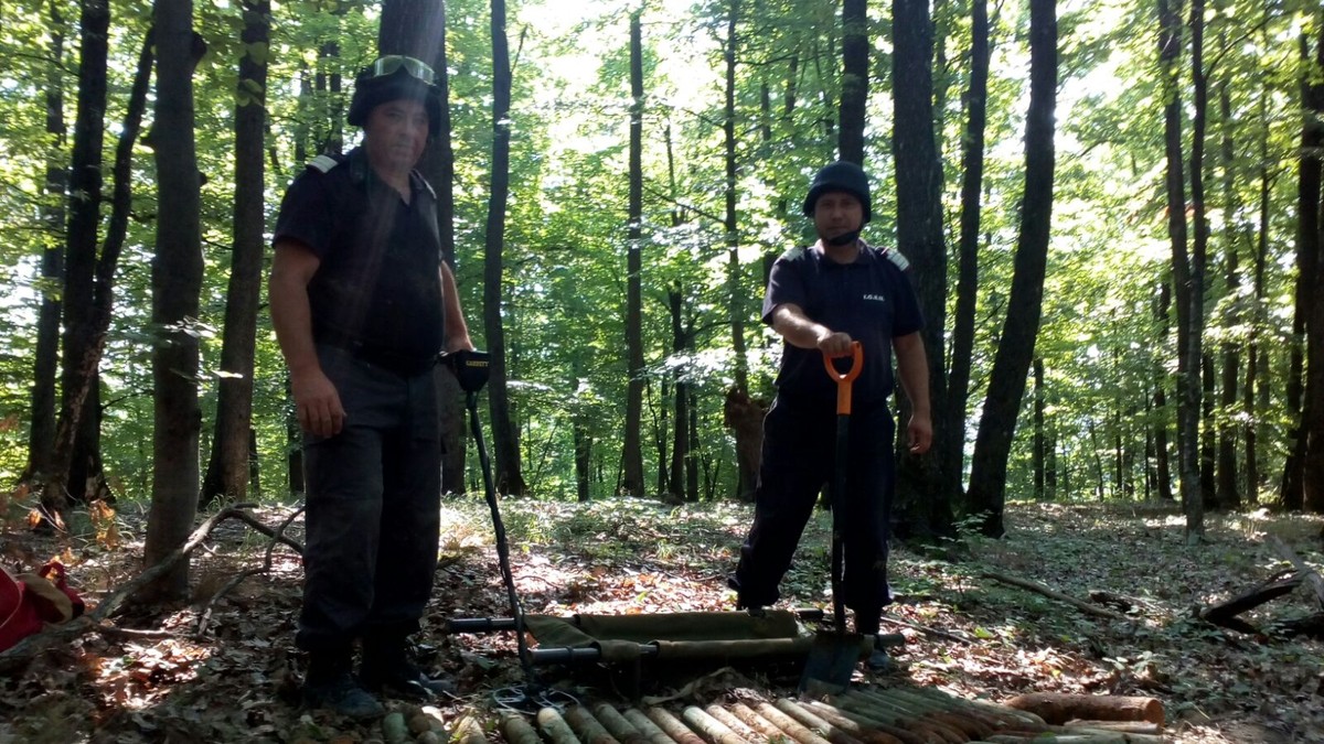 Căutatorul de comori din Vrancea care a găsit grenade și cartușe zilele trecute a descoperit luni un adevărat arsenal