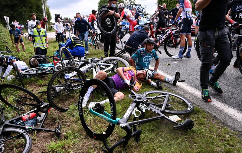 Turul Franței a debutat cu un accident în lanț în care au fost implicați zeci de cicliști
