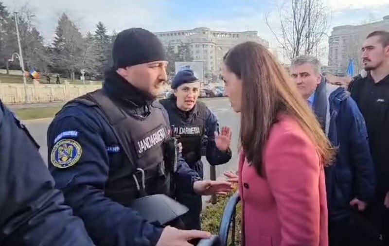 Momentul în care președinta POT amenință un jandarm, dar pe Facebook pretinde că acesta este alături de ea și Georgescu