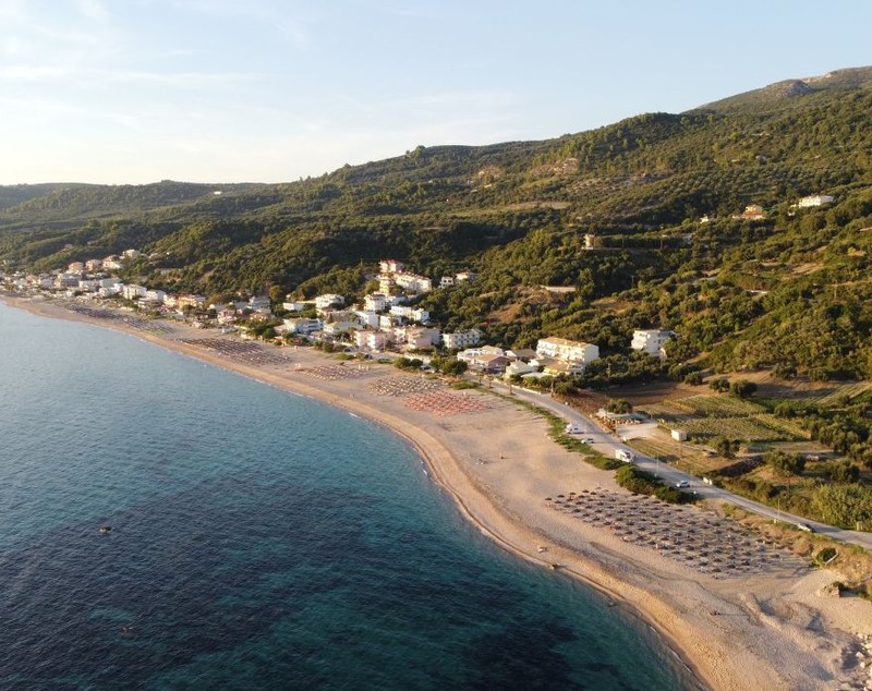 Vrahos, plaja din Grecia unde șezlongurile sunt gratuite și mâncarea este la prețuri mai mici decât în restul țării: „Apa e mică, ideală pentru copii”