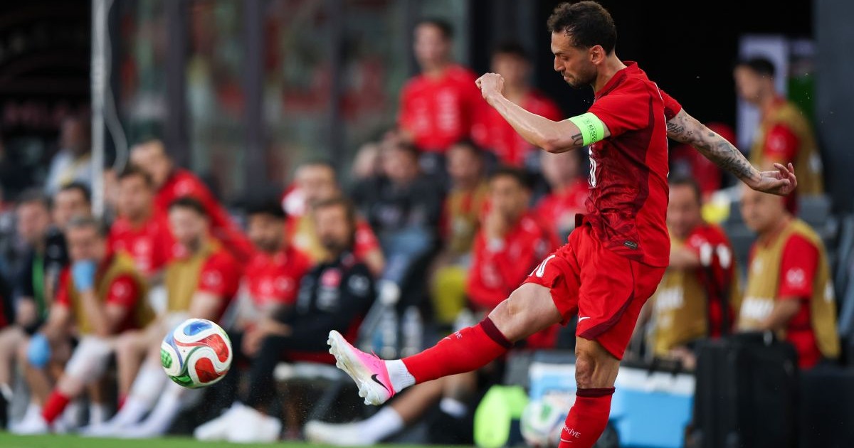 FORT LAUDERDALE, FLORIDA - JUNE 06: Hakan Çalhanoğlu #10 of Türkiye crosses the ball during the second half of the international friendly match between Turkey and Venezuela at Chase Stadium on June 06, 2026 in Fort Lauderdale, Florida. (Photo by Tomas Diniz Santos/Getty Images)
