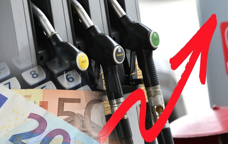 Pompe de benzină la o benzinărie cu bancnote euro, peste care sunt suprapuse bancnote de euro și o săgeată roșie în sus, reprezentând conceptul de creștere a prețurilor.