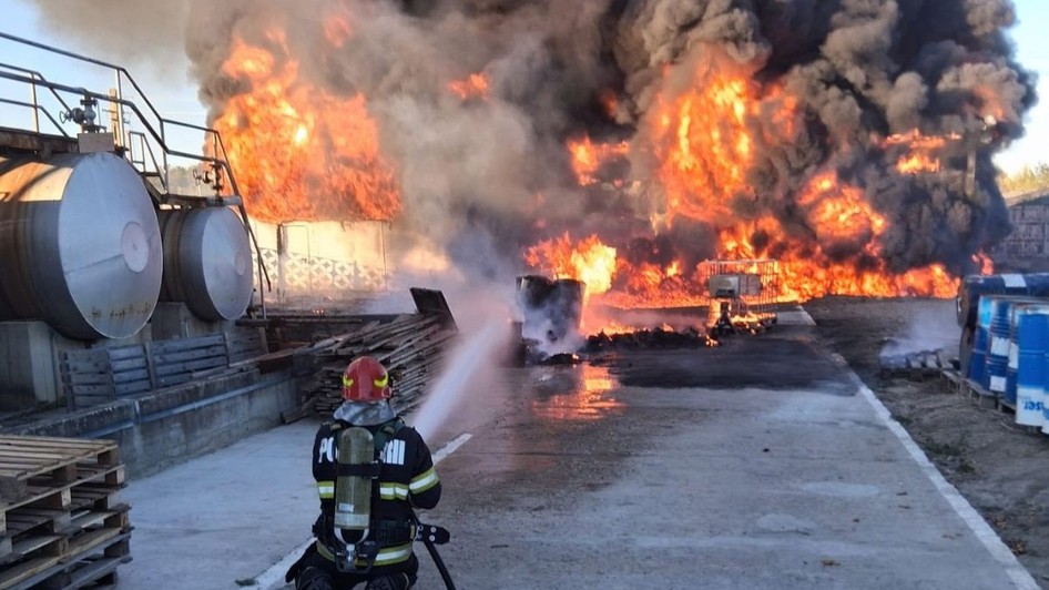 Incendiu la o hală plină de vopseluri și diluanți din Sutești, județul Vâlcea. Sursă foto: ISU Vâlcea