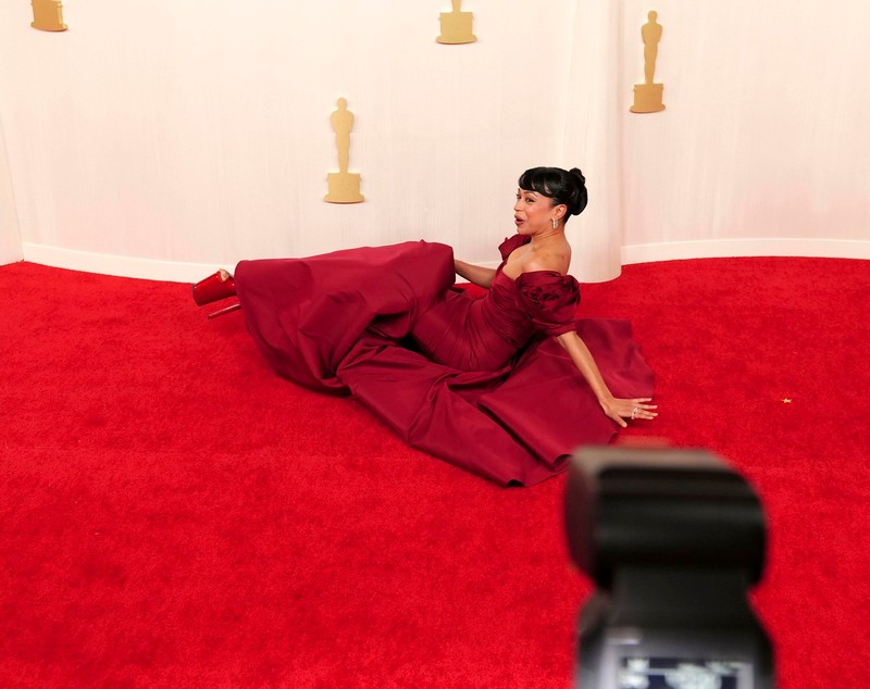 Actrița care a căzut pe covorul roșu de la Oscar 2024. Iată momentul în care Liza Koshy se împiedică din cauza rochiei | VIDEO