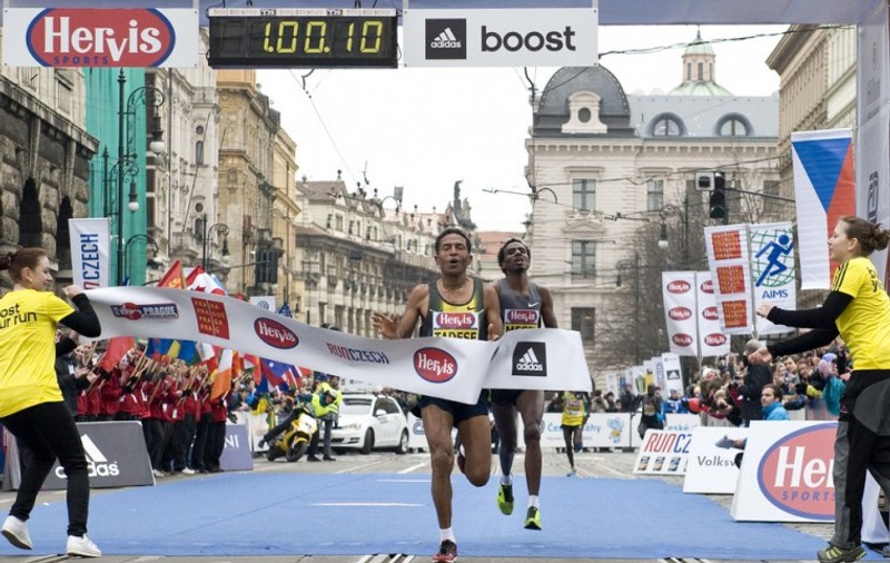 Cine e mai rapid, recordmanul mondial de la ”semi” sau de la maraton? / FOTO