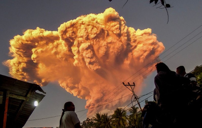 Nor de cenușă de 11 km înălțime, după ce a erupt vulcanul Lewotobi
