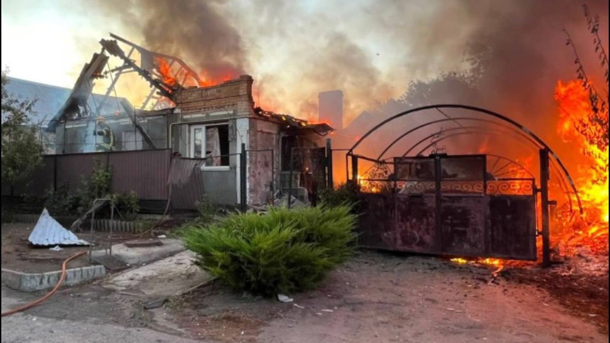 Mai multe case din Ucraina sunt în flăcări după un atac al rușilor, 15-16 august 2026
