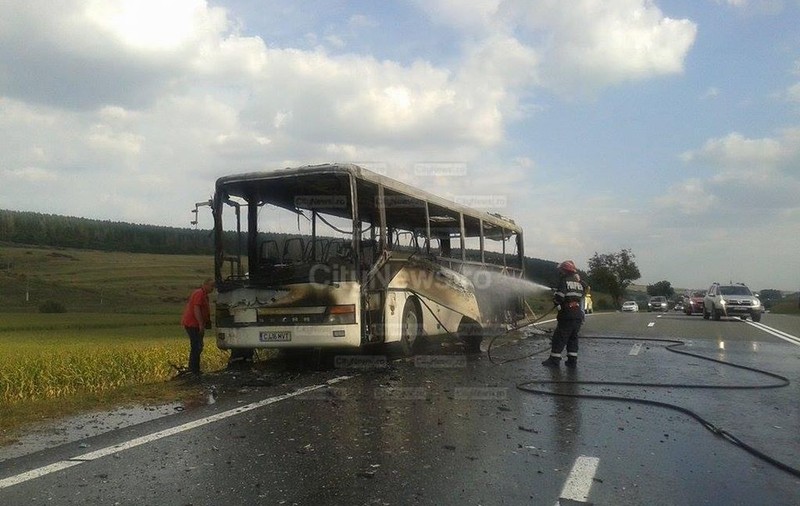 Autocar în flăcări în județul Cluj! Pasagerii au fost evacuați de șofer 