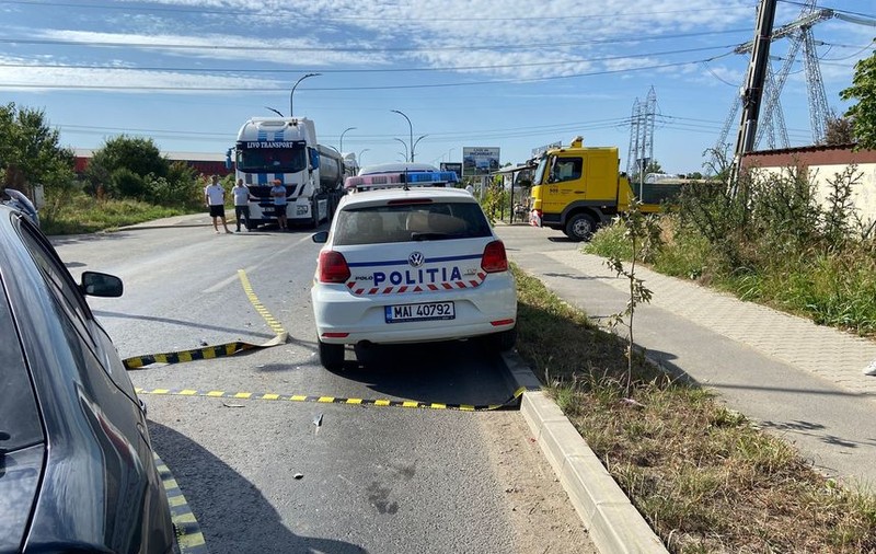 Mașină de poliție în misiune, implicată într-un accident, în Berceni. Doi agenți au ajuns la spital