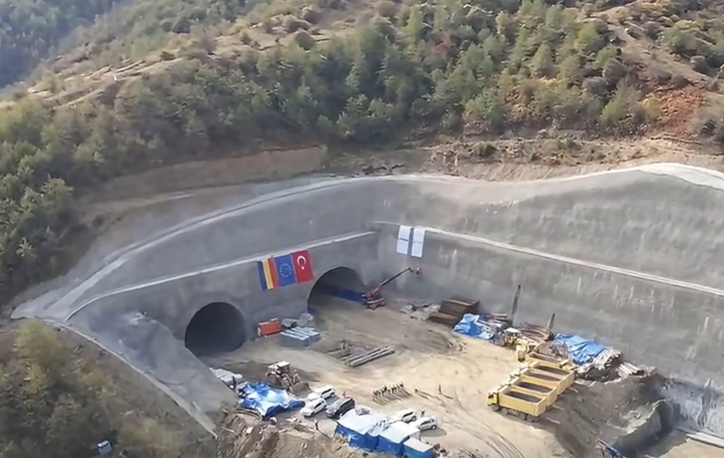 A fost străpunsă și a doua galerie a tunelului Boița 1 de pe Autostrada Sibiu-Pitești (A1). Foto: Captură video / Facebook - Cristian Pistol