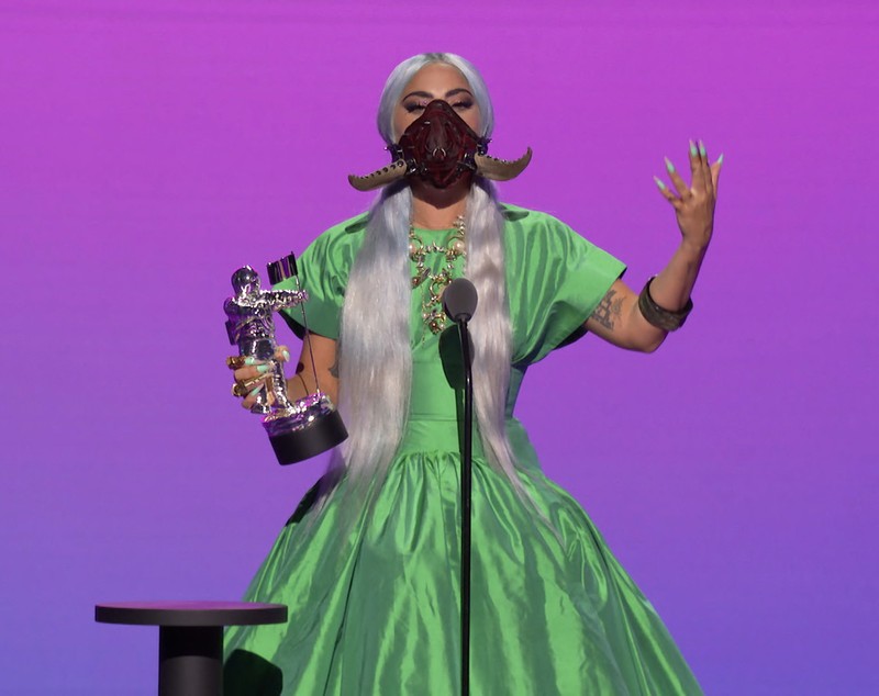 Lady Gaga, în centrul atenției la gala MTV Video Music Awards. Cântăreața, paradă de modă cu măștile de protecție