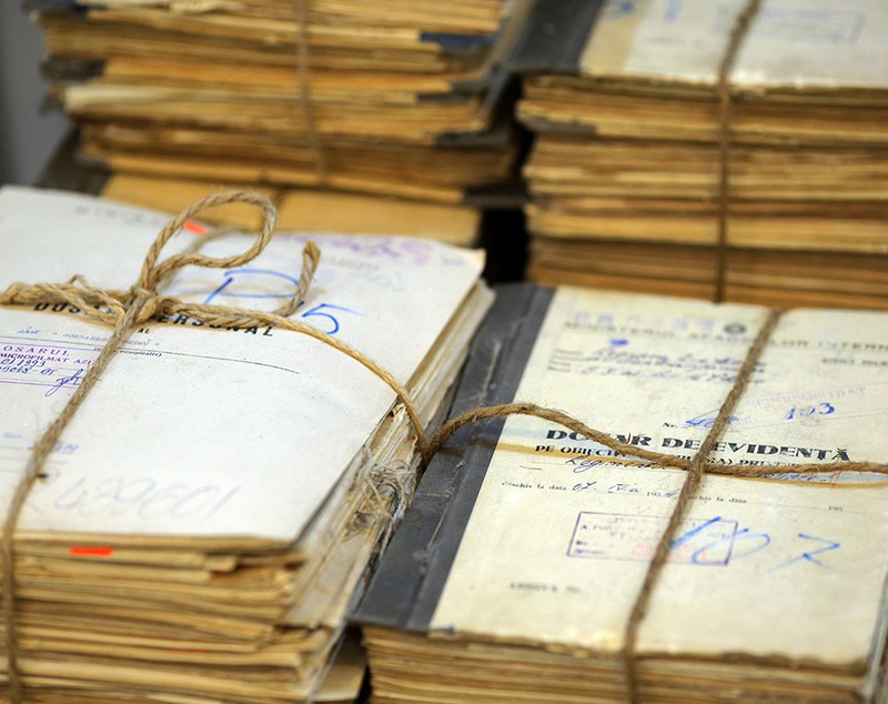 20 de ani de când arhivele Securității nu mai sunt secrete: jumătate de milion de turnători, un milion de urmăriți. ”Copii de 15-16 ani scriau și semnau note informative”