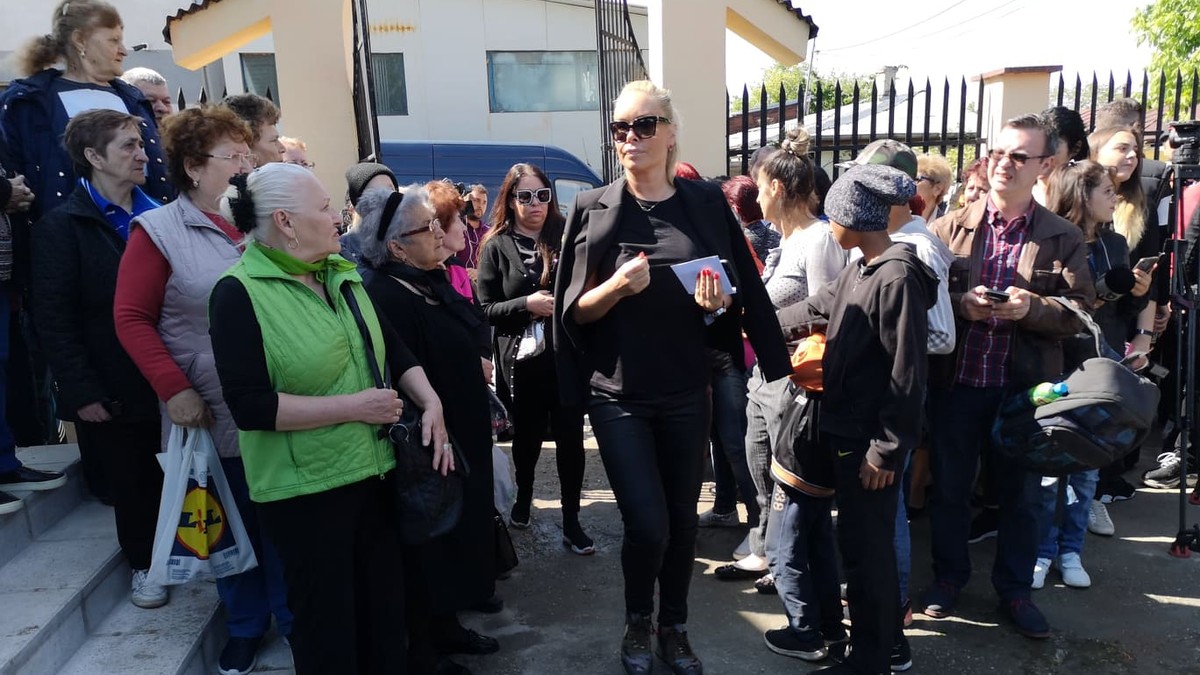 Vica Blochina a venit însoțită de Oana Roman la înmormântarea lui Răzvan Ciobanu | VIDEO