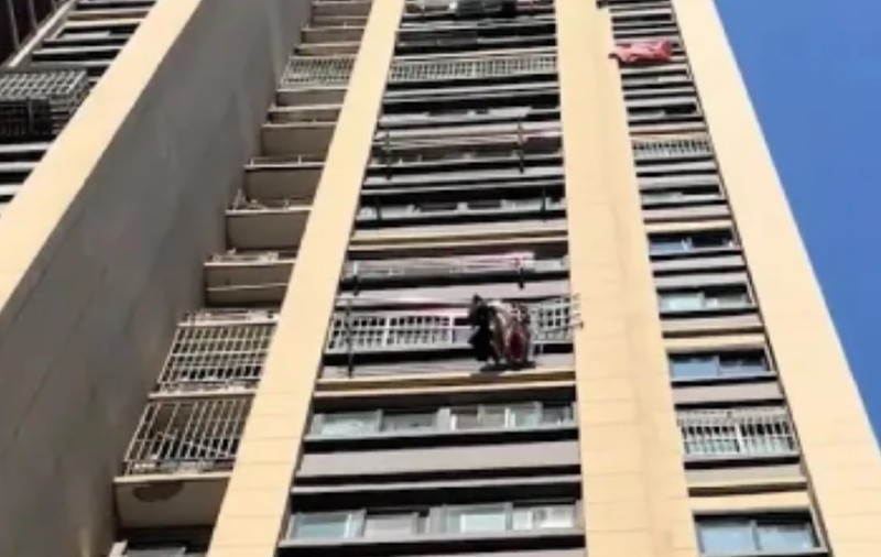 Un bătrân a căzut de la etajul 15, dar un obiect banal i-a salvat viața în mod incredibil