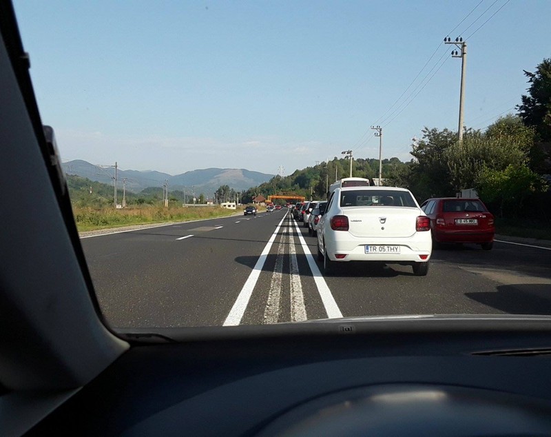 FOTO| Accident în apropiere de Comarnic pe DN1. Cinci persoane au fost rănite