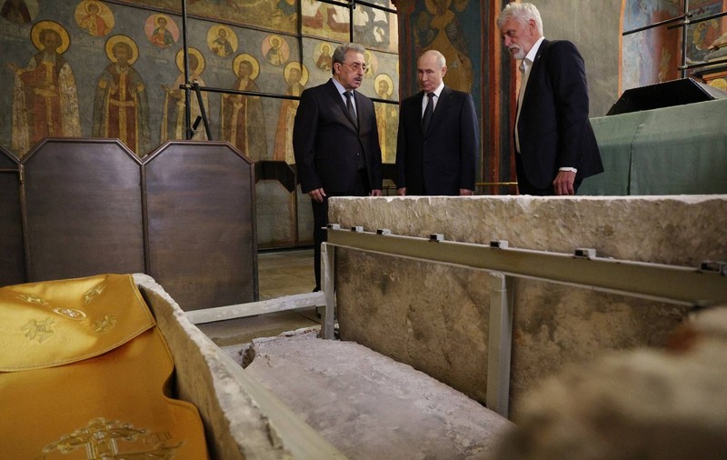 Vladimir Putin a vizitat osemintele recent descoperite ale cneazului Dmitri Donskoi, considerat erou și sfânt în Rusia