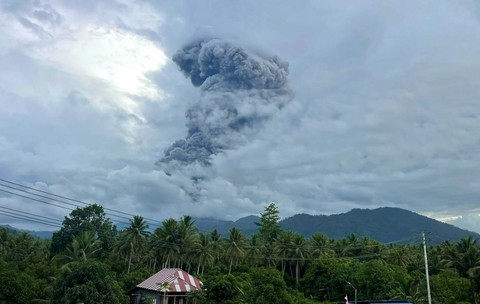 Momentul în care un vulcan din Indonezia erupe și aruncă un nor de cenușă la 10 km în aer, ucigând trei persoane