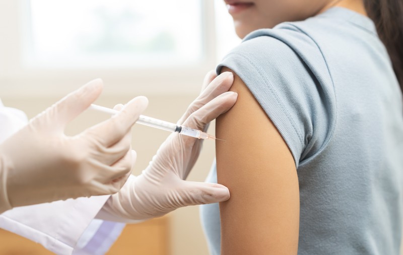 Vaccinul HPV ar putea fi administrat gratuit tinerilor cu vârsta până în 26 de ani
