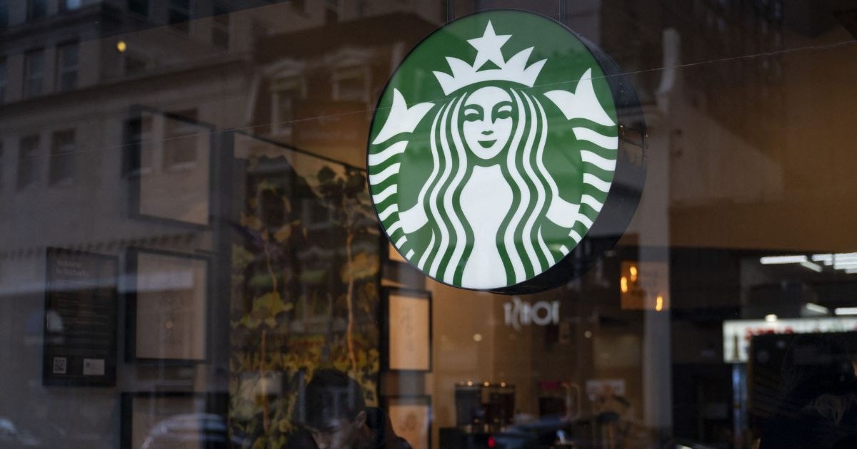 cafenea starbucks, cu logo-ul verde-alb vizibil pe fațada de sticlă