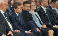 Nicușor Dan în timp ce își aranjează șosetele lângă Volodimir Zelenski la summit-ul din Ucraina | Foto: captură TikTok