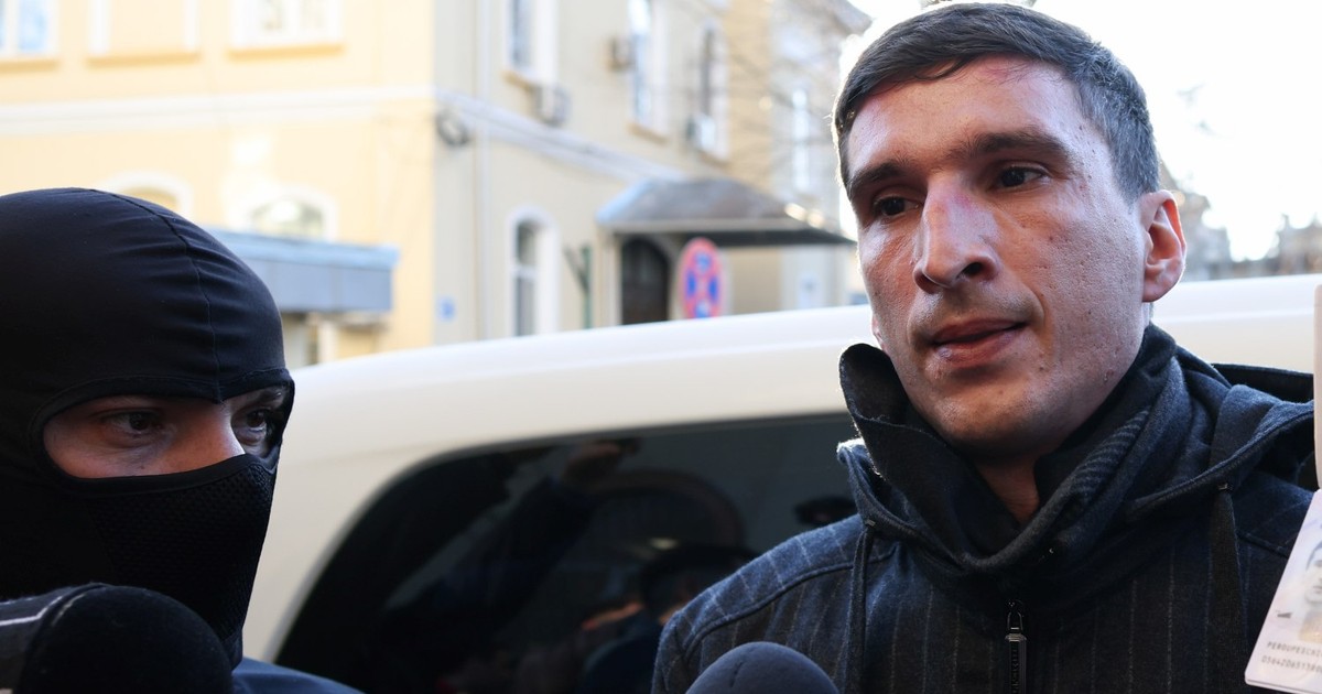 Bogdan Peșchir este escortat de către polițiști în sediul IGPR din București. Foto: Inquam Photos / George Călin