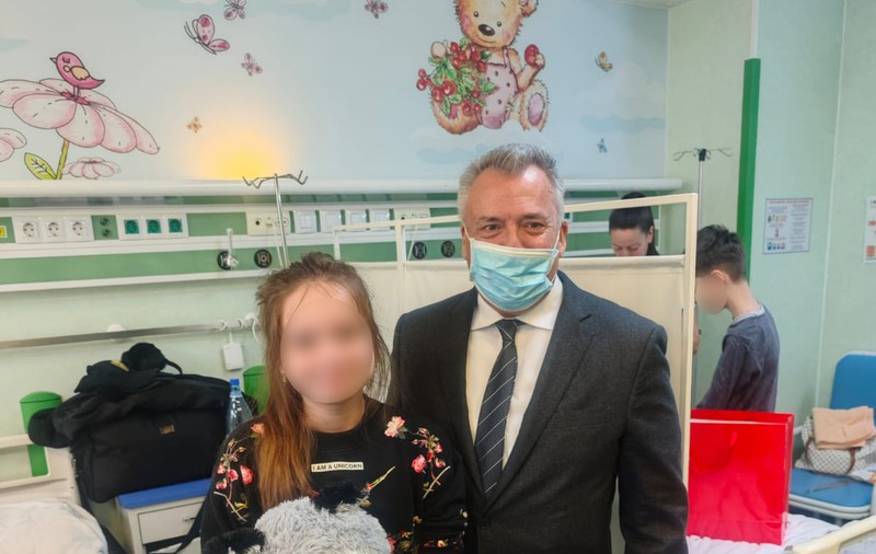 Jucării și bunătăți pentru 300 de copii internați la Spitalele Grigore Alexandrescu și Dr. Victor Gomoiu, din partea lui Moș Crăciun
