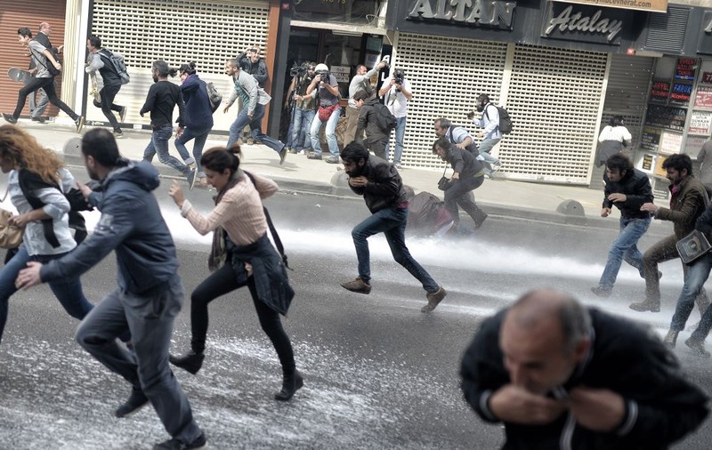VIOLENŢE în TURCIA! Cel puţin 12 MORŢI în urma unor MANIFESTAŢII prokurde!